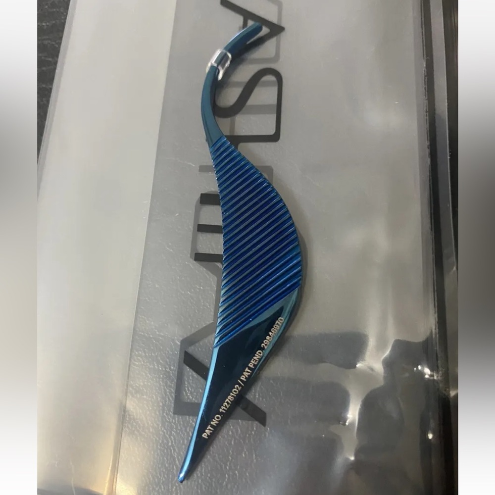 LASHIFY - THE BIRDIE WAND™ SAPPHIRE - 3.7" L x 0.6" W
Japanese stainless steel - Picture 2 of 6